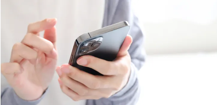 スマホを触る人