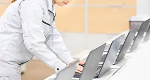 PCをチェックする人