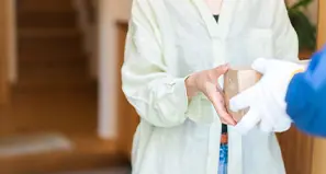 お客様が荷物を受け取る