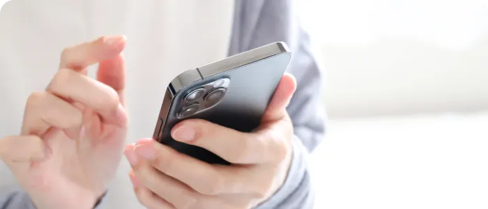 スマホを持つ男性