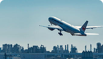 飛行機が飛んでいる画像